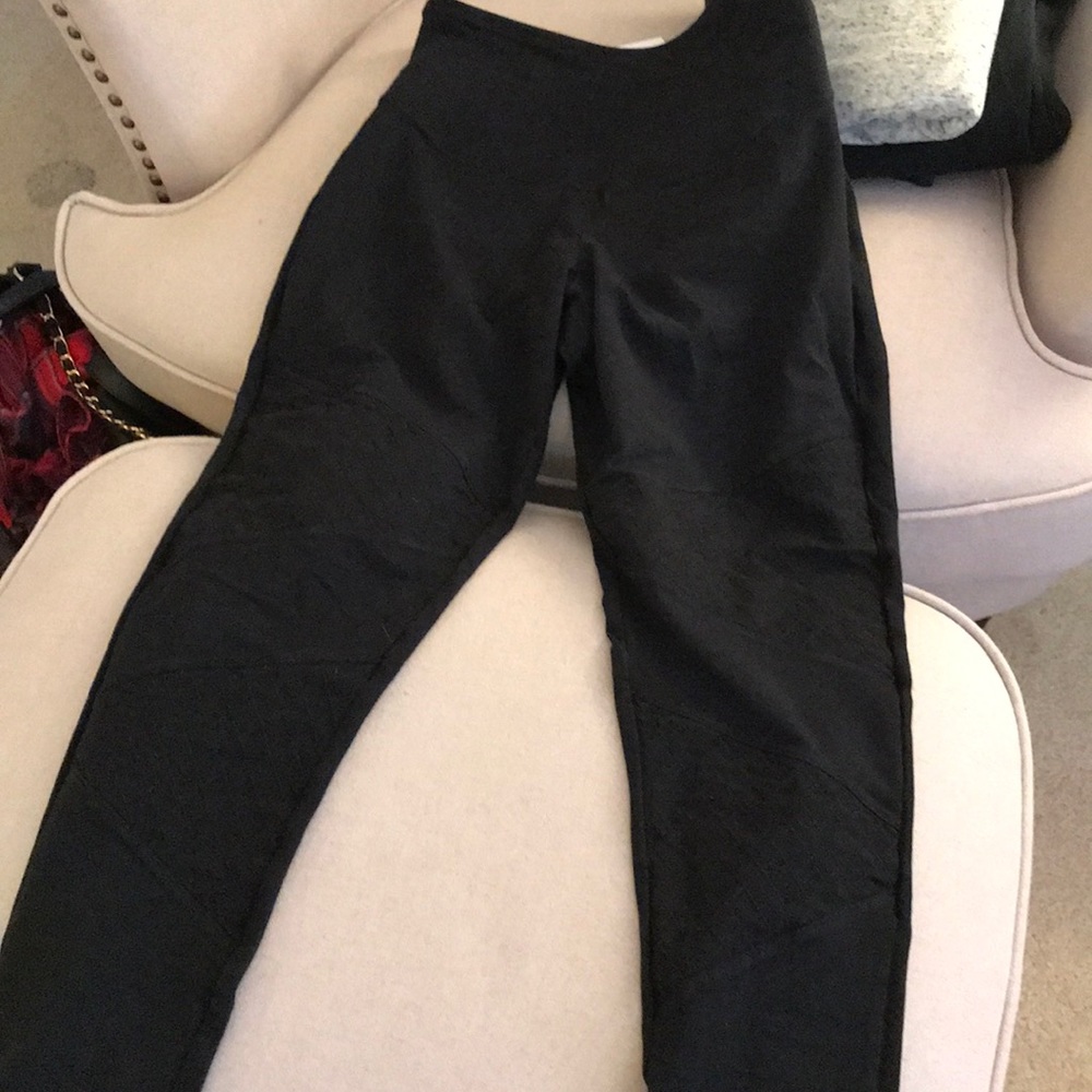 Yummie high waisted pants with detail!